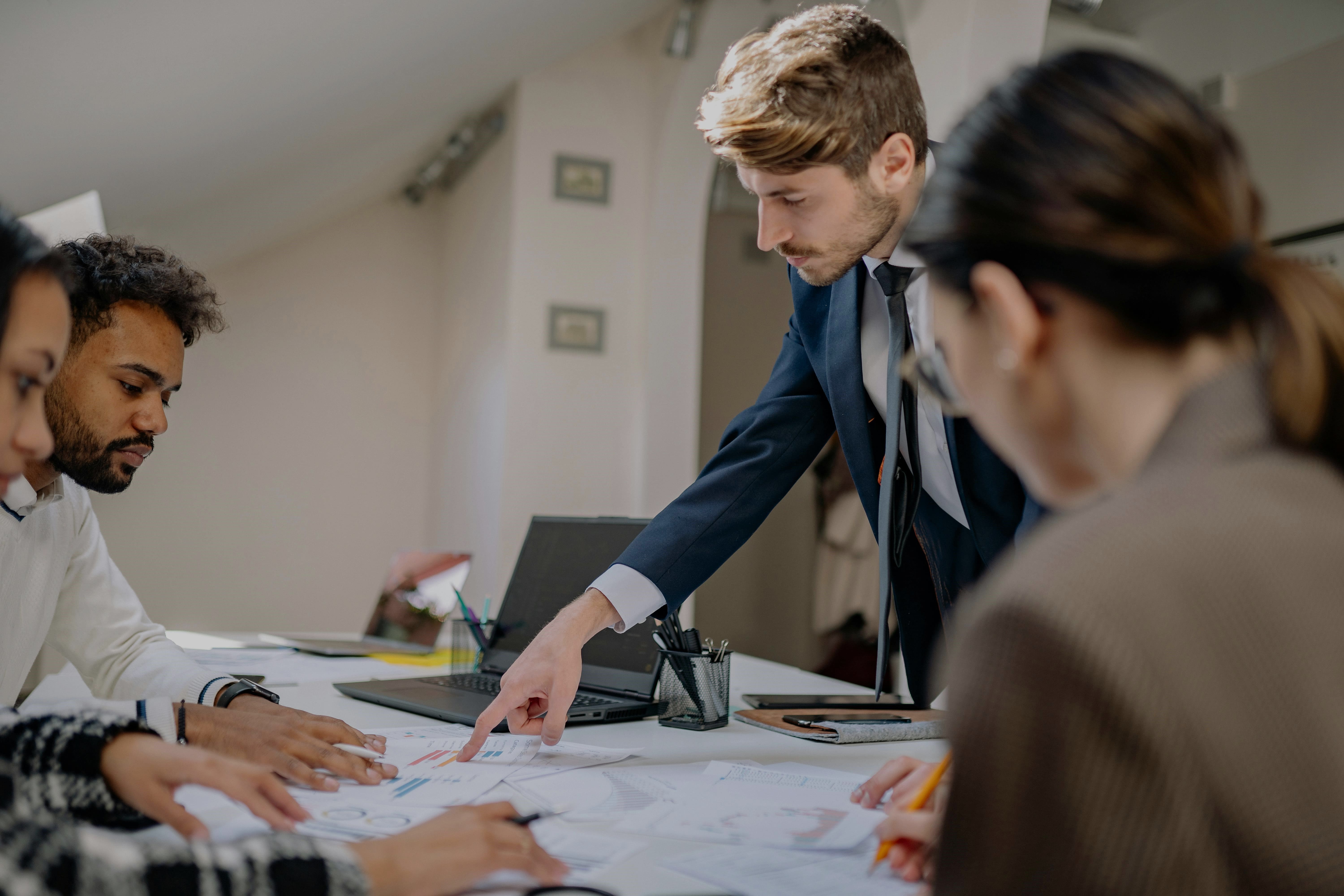 empleados reunidos con el jefe