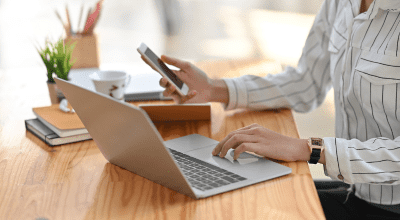 persona trabajando con ordenador portatil