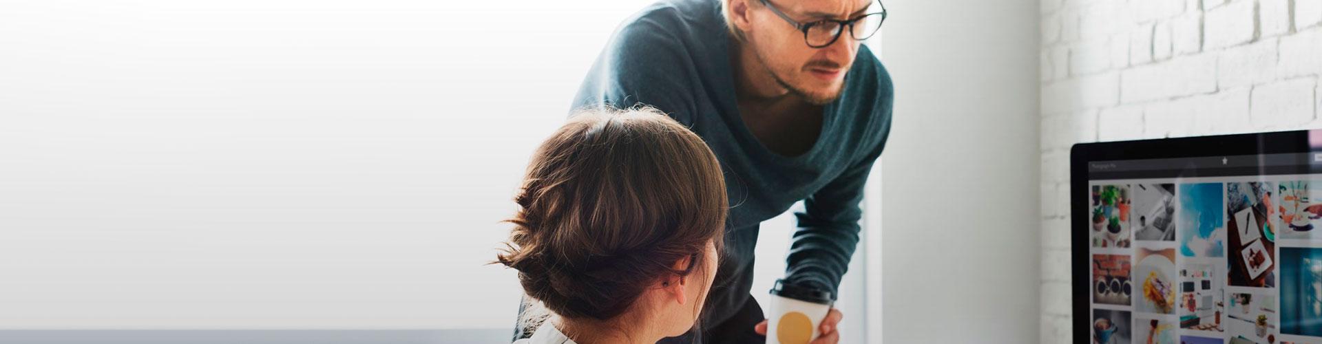 Momento Comenzar a vender por Internet - Mujer y hombre con camisa y gafas trabajando en su estudio de diseño pensando en comenzar a vender por internet