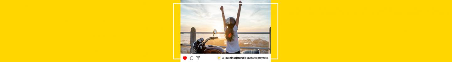 Préstamos Joven In - Mujer con moto levantando los brazos