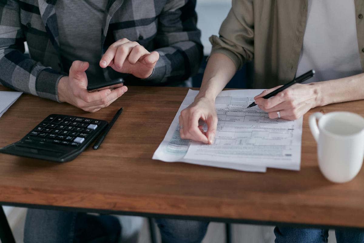 Dos personas haciendo la declaración de la renta