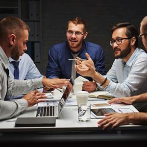 Equipo humano - Personas de negocios reunidas con portátiles en la oficina formando un equipo de trabajo Equipo humano - Personas de negocios reunidas con portátiles en la oficina formando un equipo de trabajo