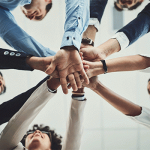 Sostenibilidad - Grupo de personas chocando manos Sostenibilidad - Grupo de personas chocando manos