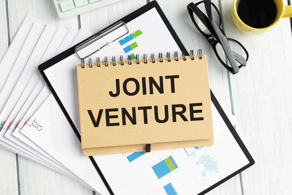 Calendario con JOINT VENTURE en el centro Calendario con JOINT VENTURE en el centro