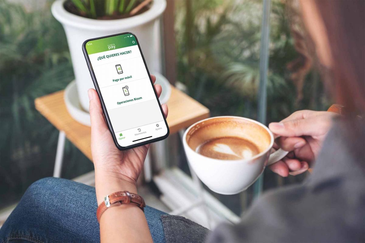 Mujer con la App de ruralvia pay Mujer con la App de ruralvia pay