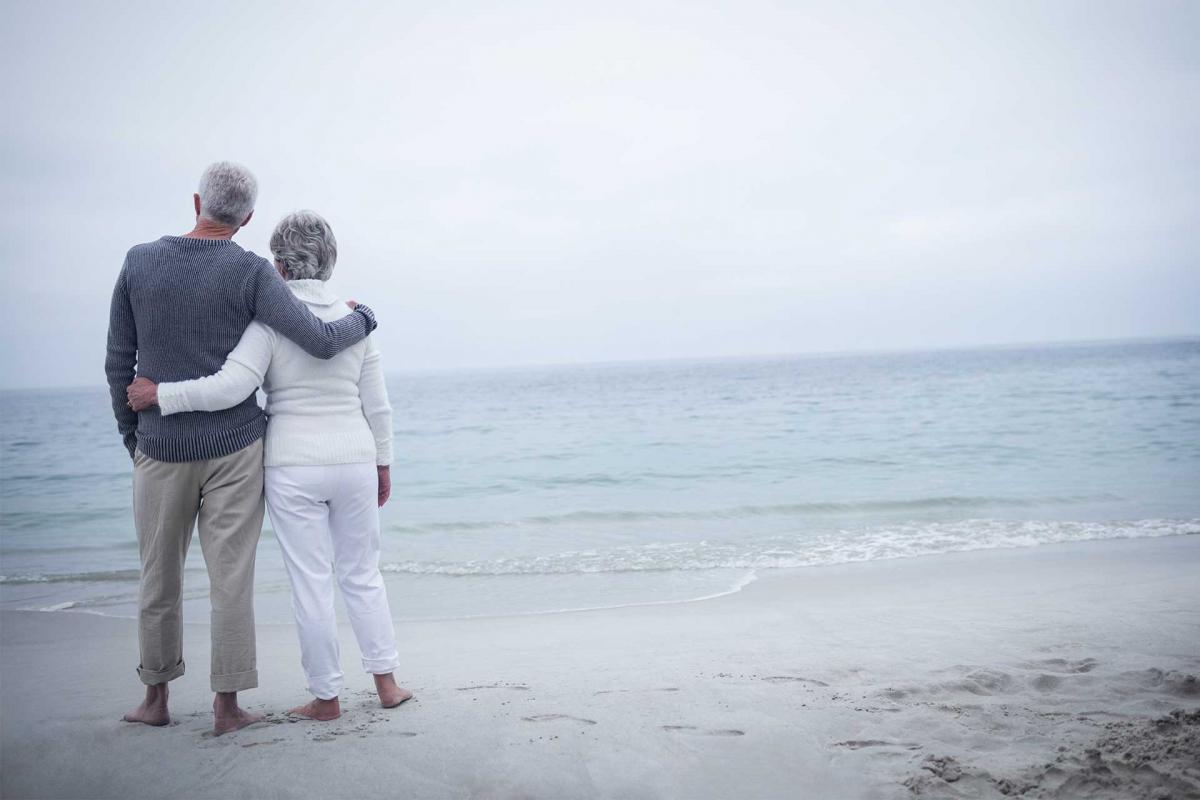 Pareja de ancianos abrazándose en la playa Pareja de ancianos abrazándose en la playa