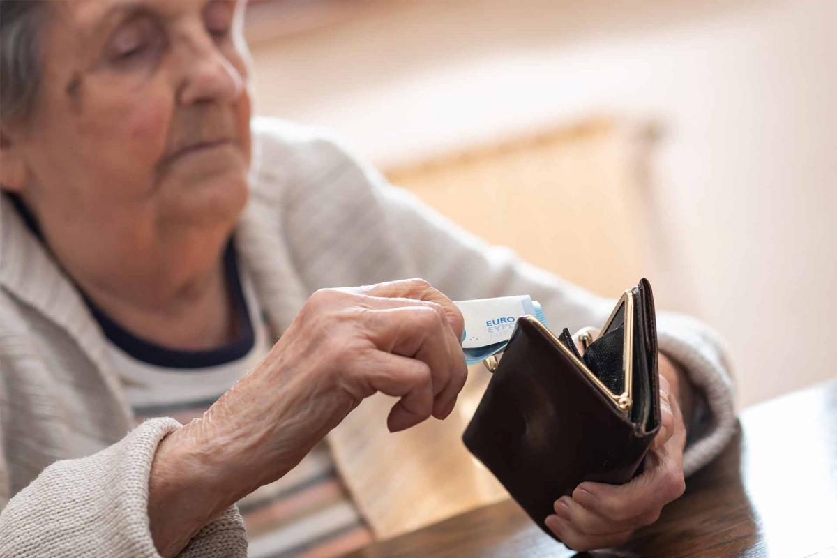 Señora buscando dinero en la cartera Señora buscando dinero en la cartera