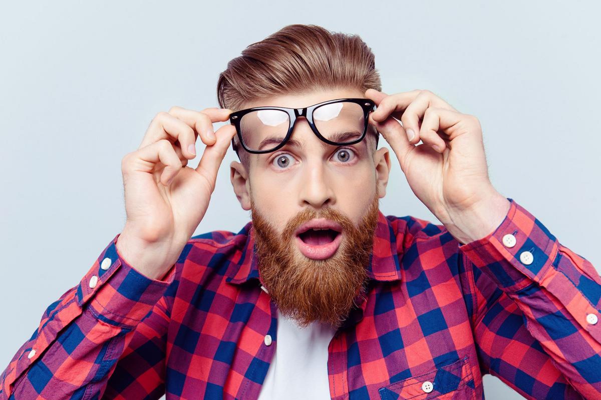 Hombre con gafas sorprendido Hombre con gafas sorprendido