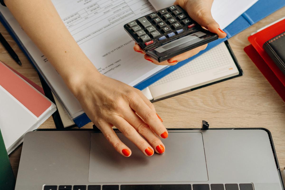 Chica con una tablet y una calculadora Chica con una tablet y una calculadora