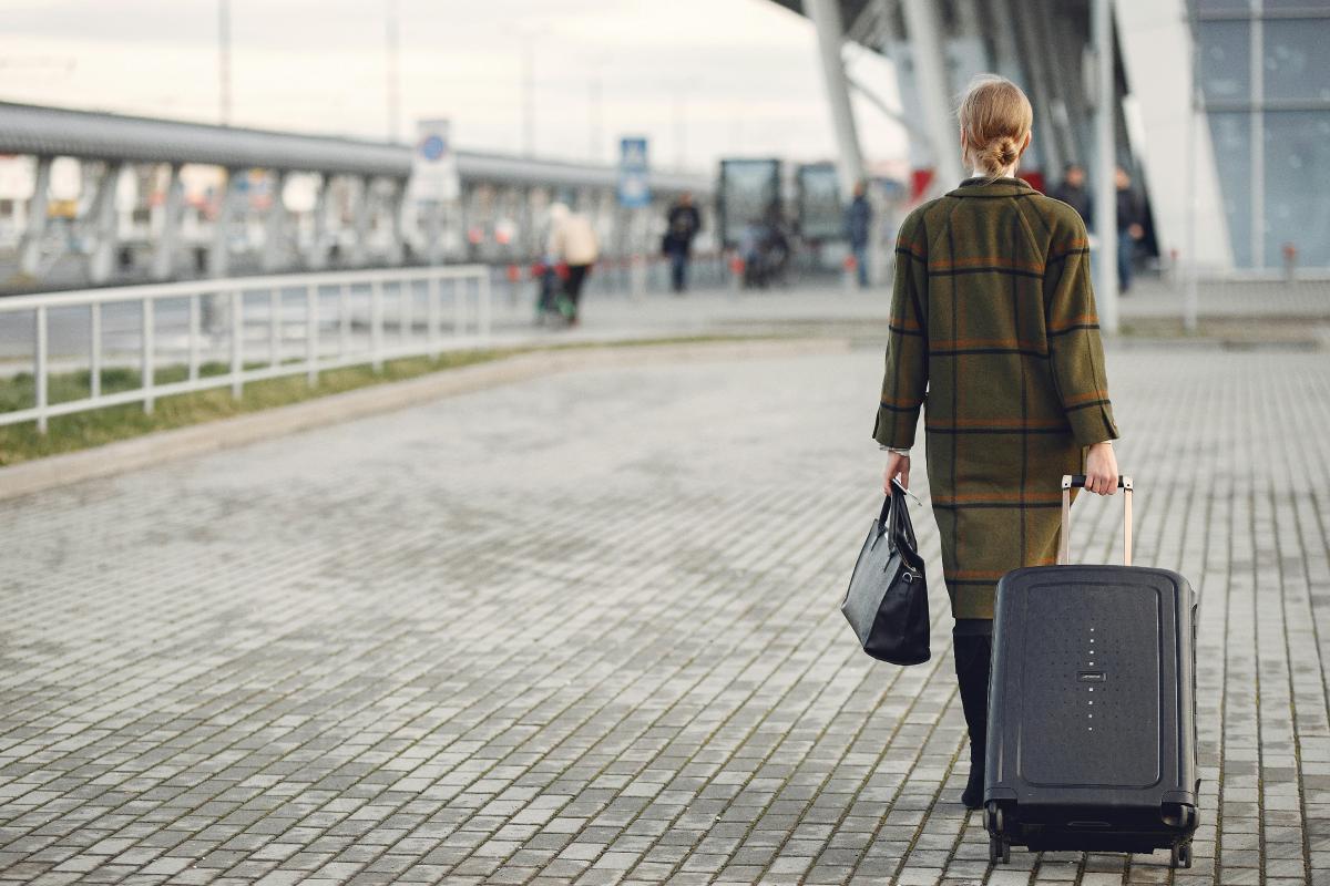 Chica con una maleta de viaje Chica con una maleta de viaje