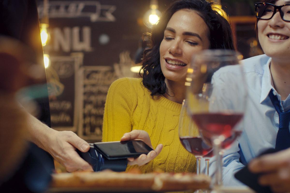 Mujer sonriendo con una copa de vino de fondo Mujer sonriendo con una copa de vino de fondo