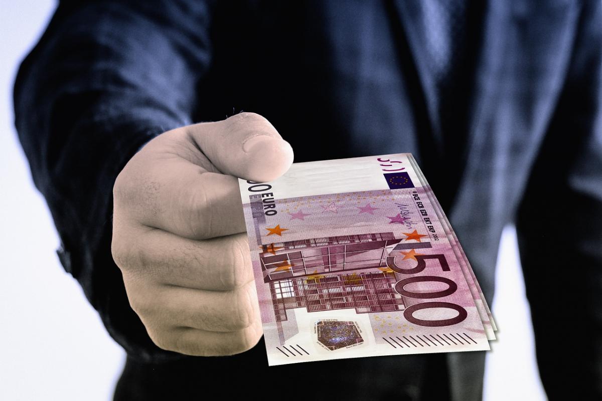 señor con billete de 500€ señor con billete de 500€