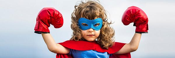 Programa En Marcha Infantil - Niño moreno con un disfraz de superman con un antifaz y guantes de boxeo mientras sonrie Programa En Marcha Infantil - Niño moreno con un disfraz de superman con un antifaz y guantes de boxeo mientras sonrie