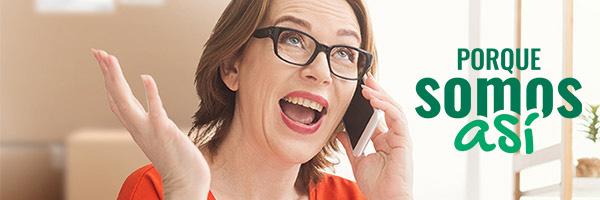 Programa Porque Somos Así Autónomos - Mujer de mediana edad autónomos gafas y camisa roja hablando por teléfono móvil desde su negocio Programa Porque Somos Así Autónomos - Mujer de mediana edad autónomos gafas y camisa roja hablando por teléfono móvil desde su negocio