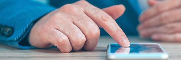 Correspondencia virtual - Hombre de negocios con un traje azul utilizando infomail en su móvil Correspondencia virtual - Hombre de negocios con un traje azul utilizando infomail en su móvil