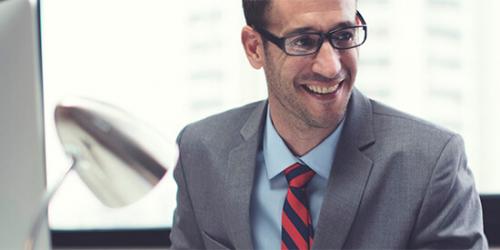 Promoción Rentabilidad - Hombre de traje sonriendo y hablando sobre rentabilidad con un cliente Promoción Rentabilidad - Hombre de traje sonriendo y hablando sobre rentabilidad con un cliente