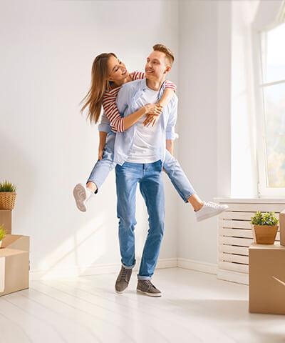 Ventajas para Particulares - Una pareja joven feliz mudándose a su nueva casa